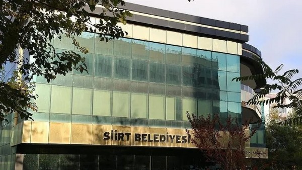 İçişleri Bakanlığı duyurdu: Siirt Belediyesi'ne kayyum atandı! Kara sonrası binaya Türk bayrağı asıldı